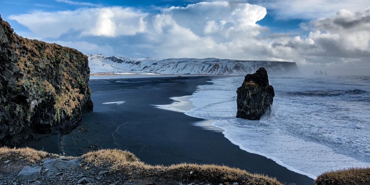 Пляж Рейнісфьяра с чорним піском - унікальне місце на південному узбережжі Ісландії