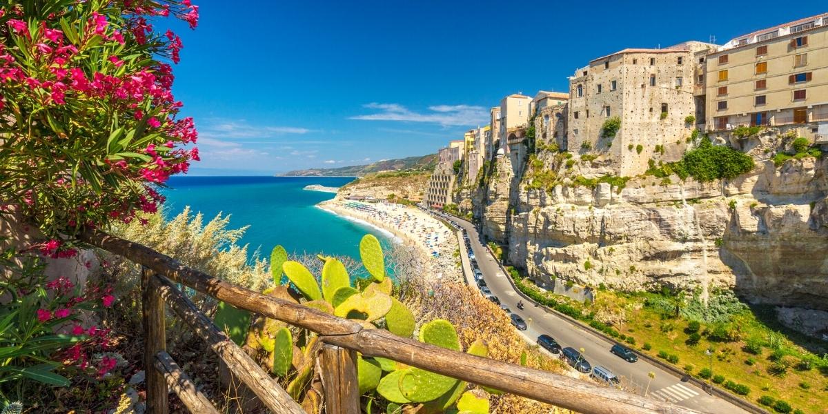 Живописное побережье Ионического моря (Калабрия, Италия)