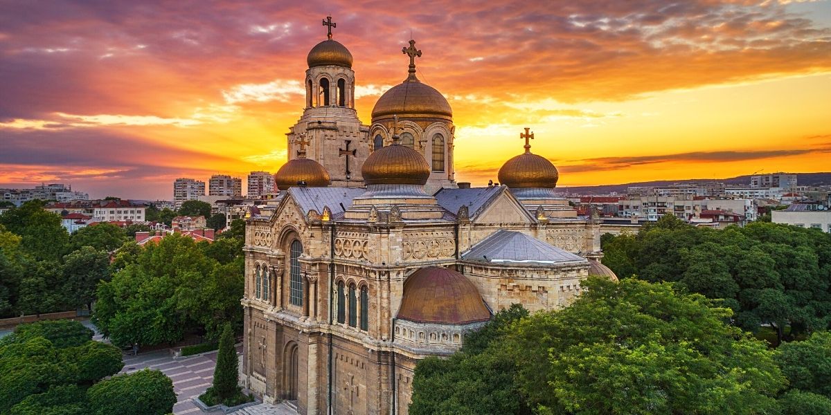 Одна из красивых болгарских церквей на рассвете