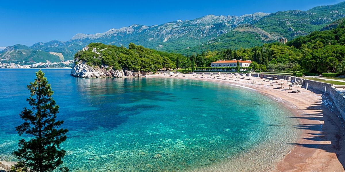 Живописный черногорский пляж с мелкой галькой