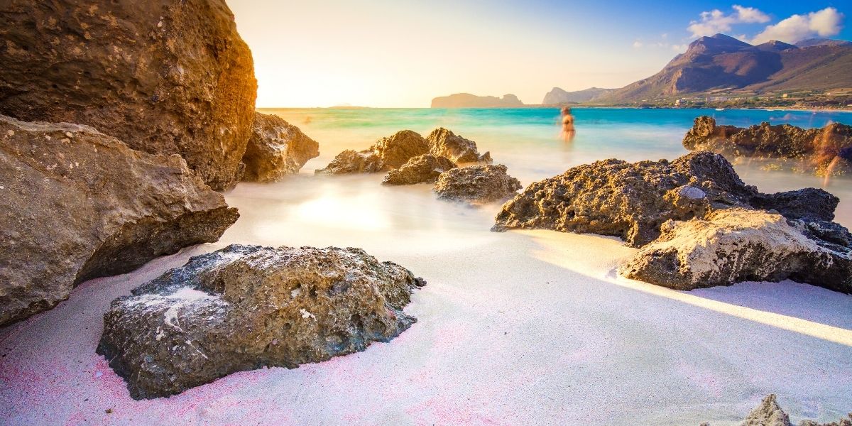 Один з мальовничих піщаних пляжів острова Крит
