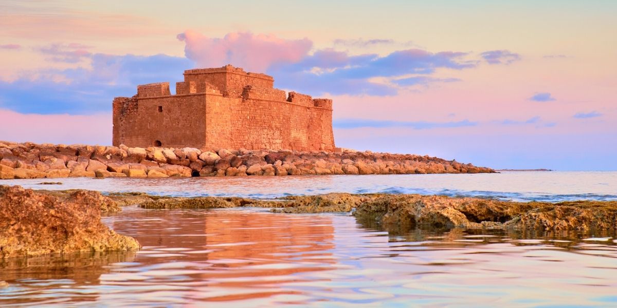 Велична фортеця на узбережжі курорту Пафос