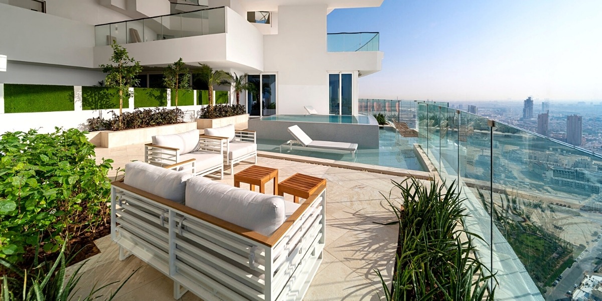 Уютная терраса отеля Five Jumeirah Village 5* в Дубае
