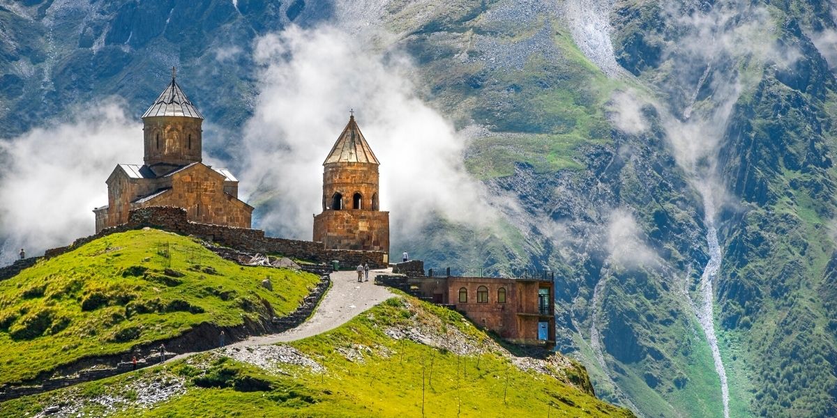 Неймовірна Грузія закохує з першого погляду! Троїцька церква Гергеті біля підніжжя гори Казбек