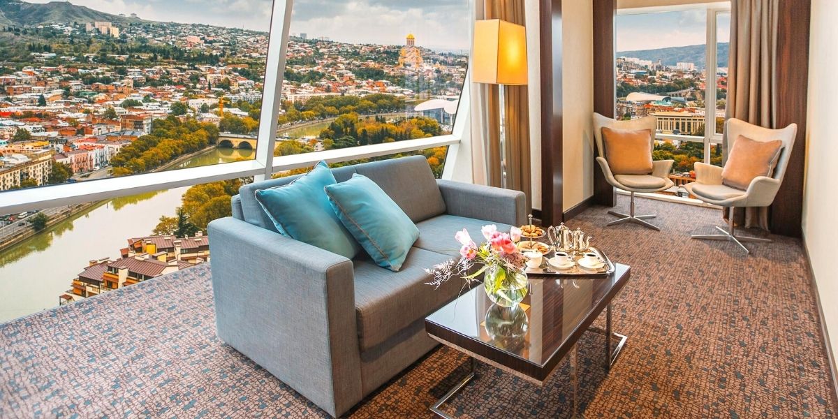 Номер с панорамным видом в The Biltmore Tbilisi Hotel 5*