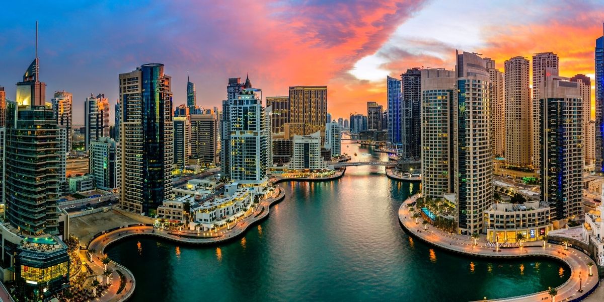 Объединенные Арабские Эмираты перенесут вас в мир будущего! На фото: вечерний Дубай