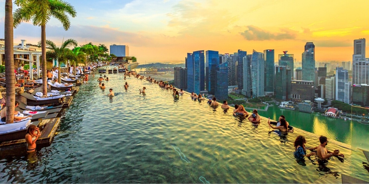 Впечатляющий бассейн с роскошным видом на крыше отеля Marina Bay Sands 5*