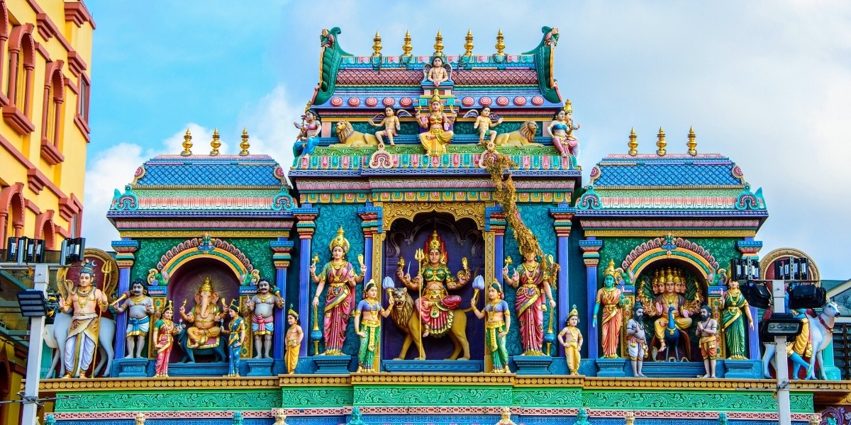 Красочно оформленный храм Шри-Вирамакалиамман в Маленькой Индии