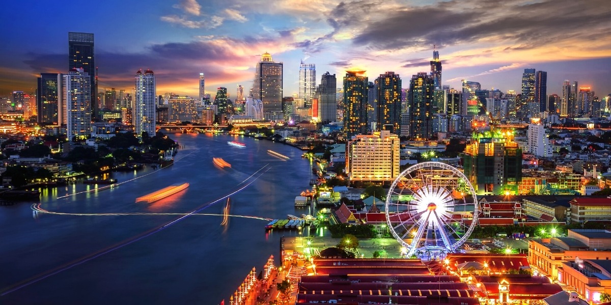 Нічний Бангкок вражає яскравими барвами