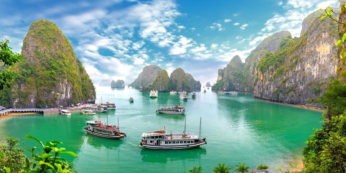 Бухта Халонг - одне з найпопулярніших місць для відвідування у В'єтнамі