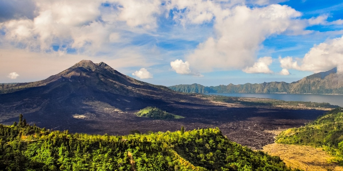 Величний вулкан Гунунг-Батур вражає і зачаровує