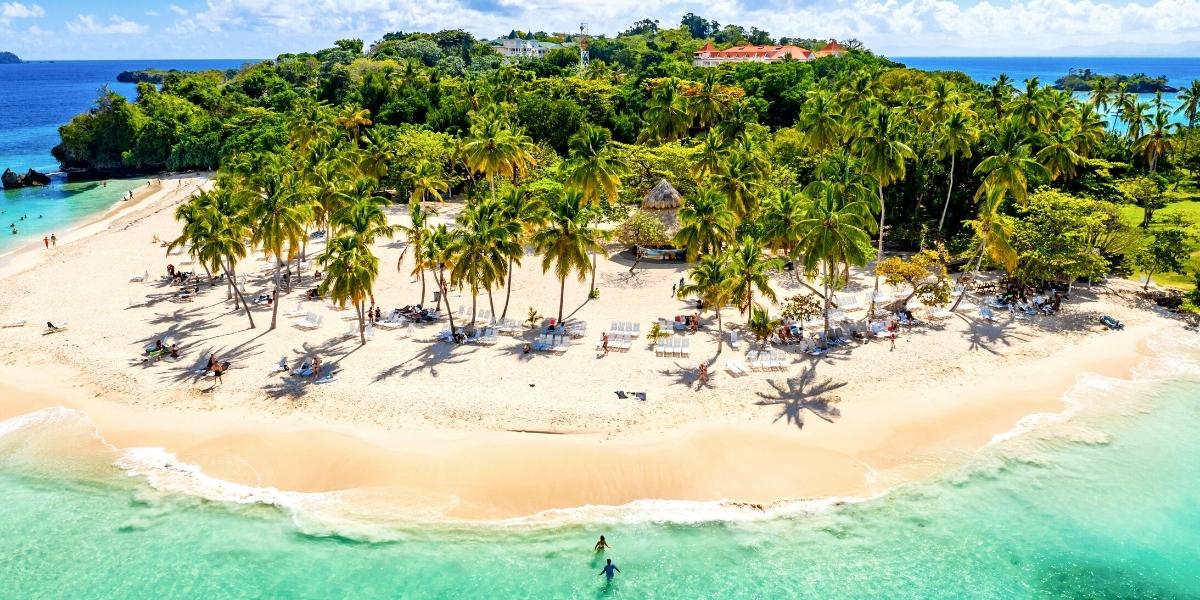 Доминикана восхитит вас роскошной природой! На фото: пляж Кайо-Левантадо