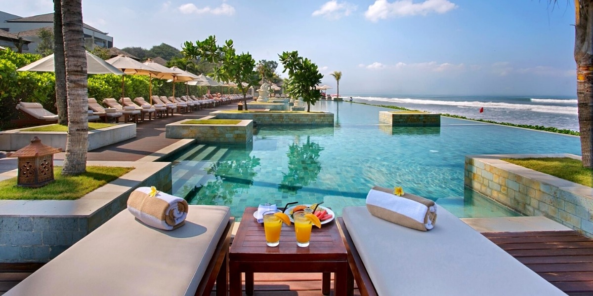 Территория отеля The Seminyak Beach Resort & Spa 5* на Бали