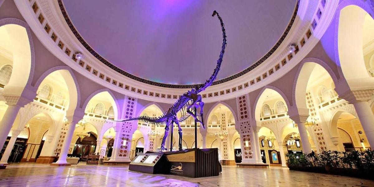 Величезний скелет спражнього динозавра Dubai Dino