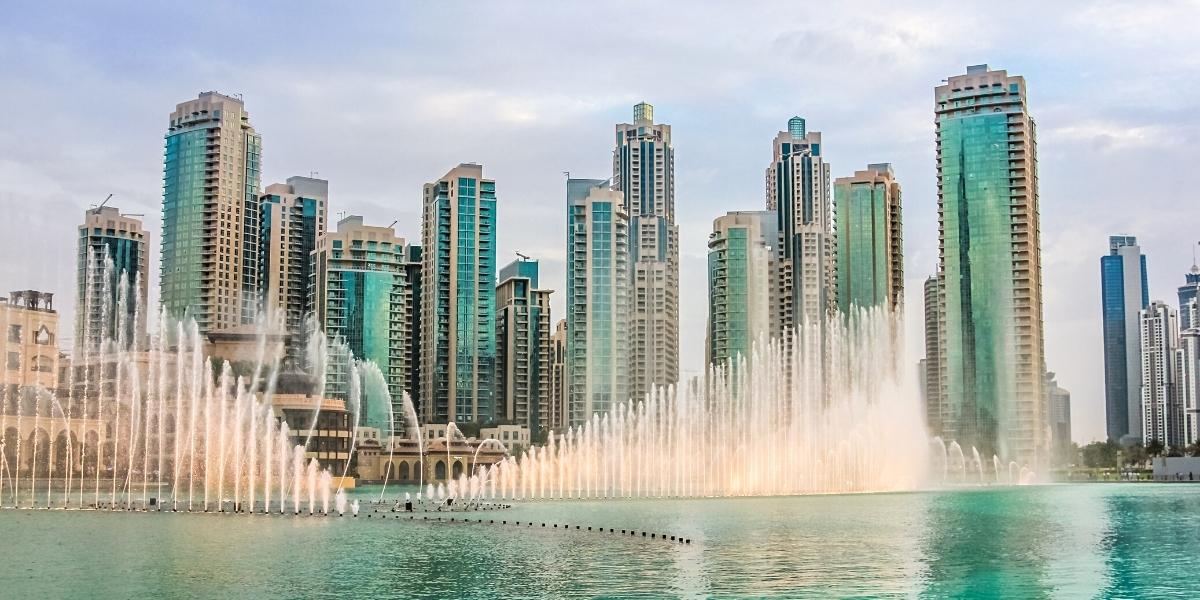 Одна з найкрасивіших пам'яток в Дубаї - співаючий фонтан