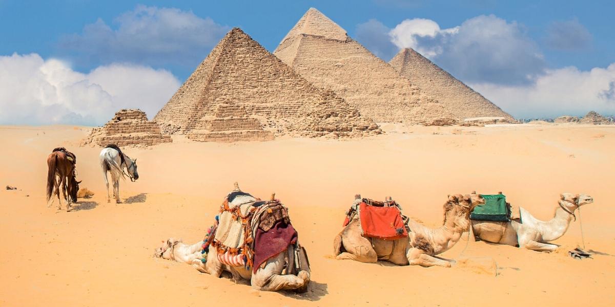 Знамениті піраміди Гізи зручніше і дешевше відвідувати з Хургади